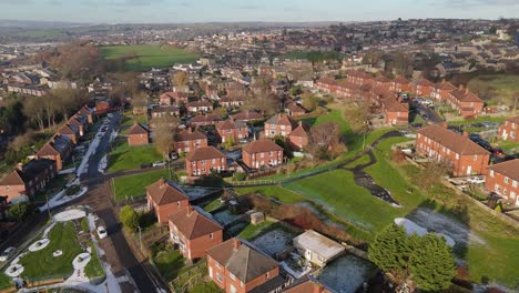 La-Vista-Invernal-Desde-Un-Dron-Captura-El-Típico-Desarrollo-De-Viviendas-Propiedad-Del-Consejo-Urbano-Del-Reino-Unido-En-Dewsbury-Moore-Council-Estate,-Con-Casas-Adosadas-De-Ladrillo-Rojo-Y-El-Yorkshire-Industrial.