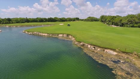 Hermosas-Vistas-Desde-Un-Dron-Del-Campo-De-Golf-En-La-Riviera-Maya,-Yucatán,-México