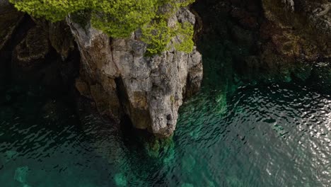 Oben-Blick-Auf-Kristallklares-Wasser-Mit-Zerklüfteter-Küste-In-Kalamota,-Insel-Kolocep-In-Der-Nähe-Von-Dubrovnik,-Kroatien