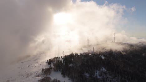 Schwere-Wolkeninversion-Schwebt-über-Schneebedeckten-Bergen-Und-Verhüllt-Die-Sonne