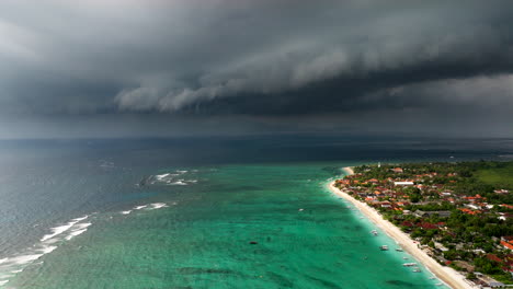 Gewitterwolken-über-Der-Meereslandschaft-Und-Dem-Küstendorf-Auf-Der-Insel-Nusa-Lembongan-In-Bali,-Indonesien