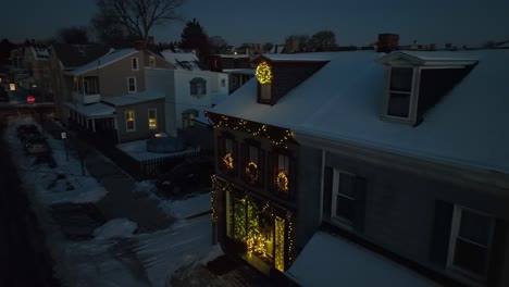Luftaufnahme-Eines-Weihnachtlich-Geschmückten-Hauses-Mit-Beleuchtung-Bei-Nacht