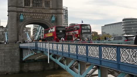 TFL-Busse-überqueren-Die-Tower-Bridge,-London,-Großbritannien