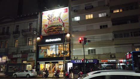 McDonald&#39;s-Restaurant-Bei-Nacht-Verkehr-Rivadavia-Avenue-Buenos-Aires-Stadt-Szene-Argentinien-Fast-Food-Kette-Speichern-Menschen-In-Südamerikanischen-Nachtstadt