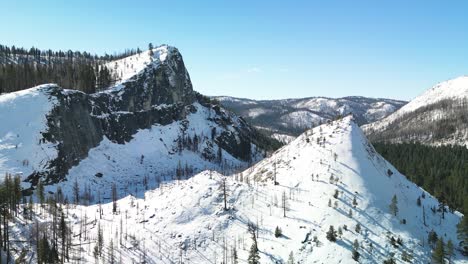 Vista-Aérea-Del-Valle-Entre-El-Paisaje-Montañoso,-El-Bosque-Nacional-El-Dorado,-California