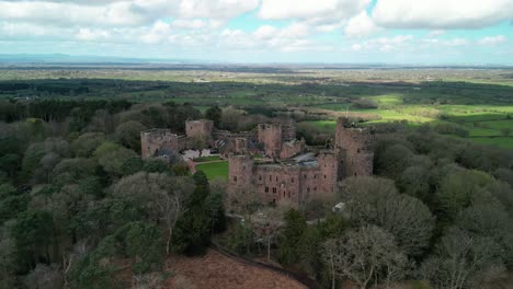 Peckforton-Castle,-Historisches-Wahrzeichen-Im-Frühling---Luftdrohne-In-Der-Nähe---Cheshire,-England,-Großbritannien