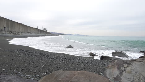Wellen-Treffen-An-Einem-Bewölkten-Tag-Auf-Das-Ufer-Des-Miyuki-Strandes-In-Odawa,-Kanagawa,-Japan