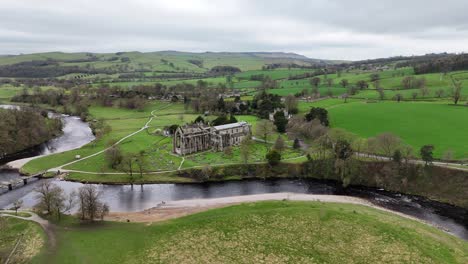 Schwenken-Drohne-Luftbild-Bolton-Abbey-Yorkshire-Dales-Großbritannien-Drohne,-Luftbild