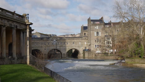 Pulteney-Weir-And-Bridge-In-River-Avon-From-Parade-Gardens-In-Somerset,-England,-United-Kingdom