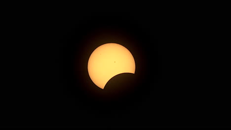 Zoom-Auf-Die-Sonne-Im-Frühstadium-Einer-Sonnenfinsternis