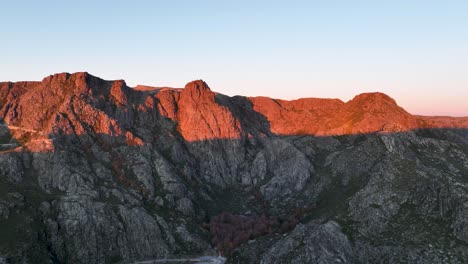 Cantaros-massif-at-sunrise,-Cantaro-Magro,-Cantaro-Raso,-Covao-Cimeiro-glacial-cirque,-Serra-da-Estrela-Natural-Park,-Portugal