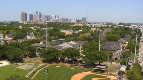 Vista-Por-Drones-De-Casas-En-Un-Barrio-Próspero-De-Clase-Media-Alta-En-Houston,-Texas