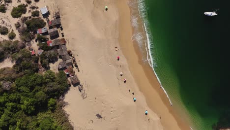 Der-Blick-Von-Oben-Auf-Die-Cacaluta-Bucht-In-Den-Buchten-Von-Huatulco-Ist-Ein-Sehenswerter-Anblick