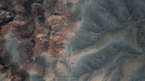Wüstenlandschaft-Mit-Zerklüftetem-Gelände-Von-Oben-Betrachtet-Im-Aufsteigenden-Schuss,-Utah,-USA
