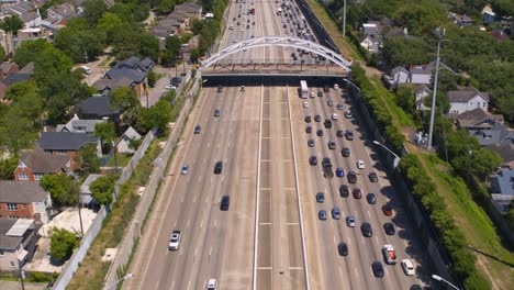 Vista-Aérea-Del-Tráfico-De-Automóviles-En-La-Autopista-59-Sur-En-Houston,-Texas