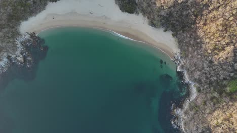 Imágenes-De-Drones-Que-Muestran-La-Bahía-El-Organo-Al-Atardecer-En-Huatulco,-Oaxaca