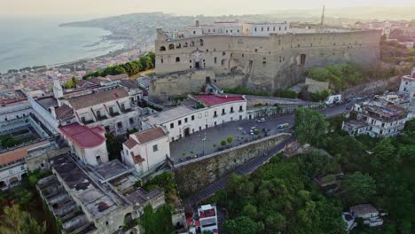 Italienische-Europäische-Stadt-Neapel,-Hoher-Und-Weiter-Panoramablick-Von-Der-Drohne-Mit-Einer-Szenerie-Im-Kinostil-Mit-Häusern,-Gebäuden-Und-Dem-Meer