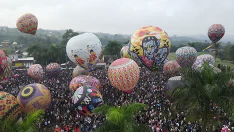 Luftaufnahme,-Heißluftballonfestival-Im-Twin-Village,-Wonosobo