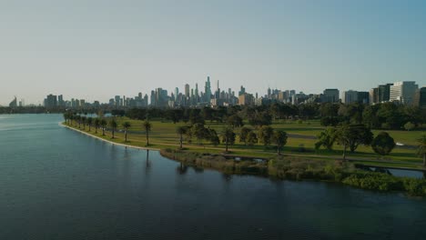 Aerial-pan-view-of-a-park-and-the-city-in-the-background-in-Melbourne,-Australia