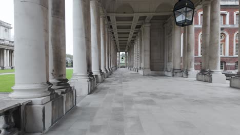 POV-Caminando-Por-La-Columnata-Del-Antiguo-Royal-Naval-College-De-Greenwich