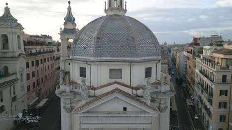 Aerial-Boom-Shot-Above-Chiesa-Santa-Maria-dei-Miracoli-to-Reveal-Rome-Skyline,-Altare-della-Patria