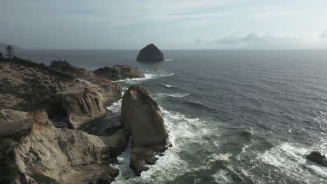 Die-Küstenlandschaft-Von-Cape-Kiwanda-Entlang-Der-Küste-Oregons,-USA,-Ist-Mit-Majestät-Geschmückt