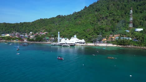 Mezquita-Blanca-Islámica-En-La-Playa-En-La-Isla-Perhentian