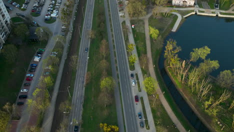 Drohne-Von-Oben-Auf-Der-Straße-In-Der-Stadt-Neben-Dem-See-Bei-Sonnenuntergang