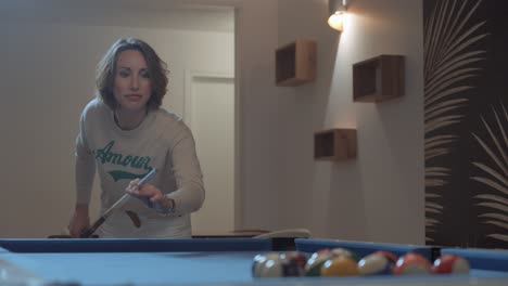 Zeitlupenaufnahme-Einer-Attraktiven-Frau,-Die-Snooker-Spielt-Und-Die-Bälle-Teilt