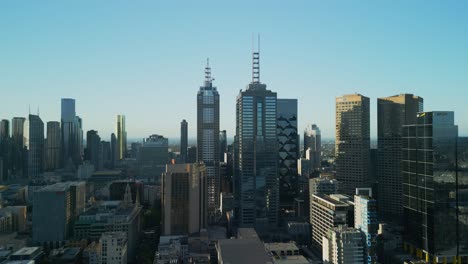 Aerial-drone-video-of-the-city-skyline-in-Melbourne,-Victoria,-Australia