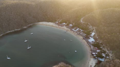 Playa-Rodeada-De-Montañas-Vista-Desde-Drones,-Bahía-De-Maguey,-Huatulco,-Oaxaca,-México