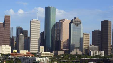 Toma-Aérea-De-Rascacielos-En-El-Centro-De-Houston,-Texas.