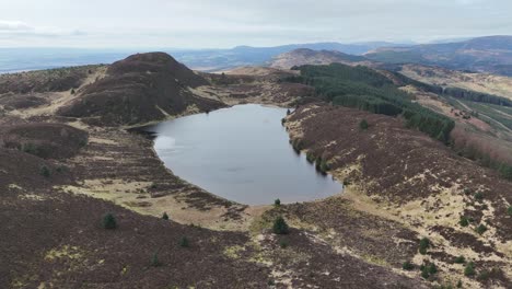 Ben-Gullipen-Hill,-Schottland,-Drohnenüberflug-Mit-Blick-Auf-Einen-Teich-Auf-Der-Spitze-Des-Hügels