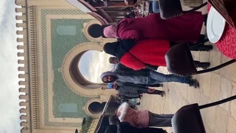 Vertikaler,-Alter-Souk-Der-Medina-In-Fez,-überfüllt-Mit-Marokkanern
