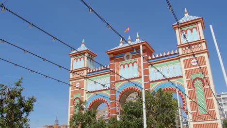 Feria-De-Abril-Festival-Messegelände-Eingang-Bei-Tageslicht,-Sevilla,-Spanien