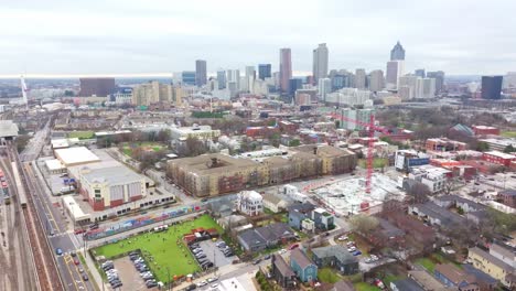 Aerial-of-Atlanta-suburb-neighbourhood-with-downtown-Atlanta-skyline-and-skyscrapers-buildings-in-background,-Georgia,-USA