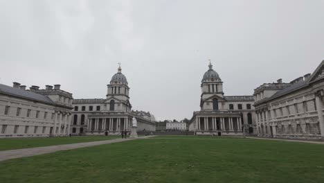 Gente-Fuera-Del-Antiguo-Edificio-Del-Royal-Naval-College-En-Greenwich