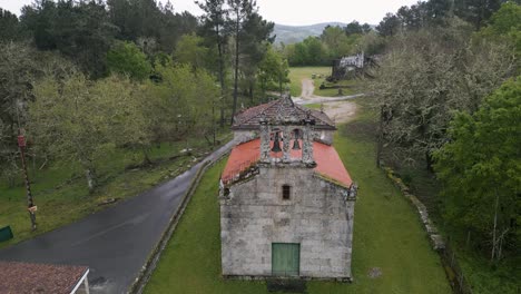 Kirche-San-Amaro-Das-Regadas,-Beade,-Ourense,-Galizien-Spanien---Luftaufnahme