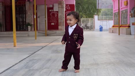 Lindo-Niño-Indio-Caminando-En-Traje-Al-Aire-Libre-Desde-Diferentes-ángulos