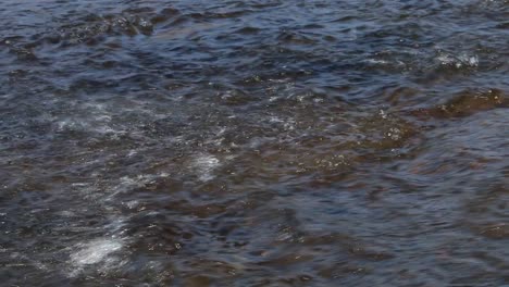 Starker-Wind-Weht-über-Einen-Fluss.-Südisland