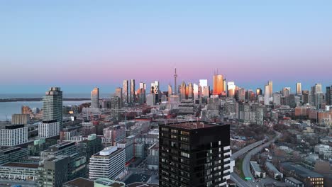 Dieses-4K-Drohnenvideo-Zeigt-Die-Innenstadt-Von-Toronto,-Kanada,-Bei-Sonnenaufgang