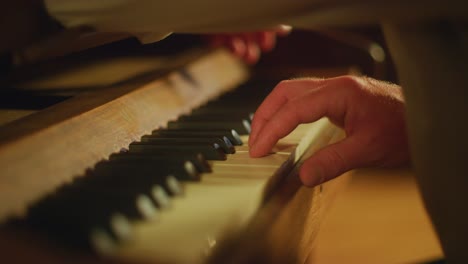 Cerrar-Los-Dedos-Tocando-Las-Teclas-Del-Piano