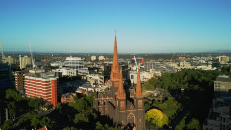 Luftbild-Einer-Drohne-Aus-Der-Umlaufbahn-Einer-Kirche-In-Melbourne,-Victoria,-Australien