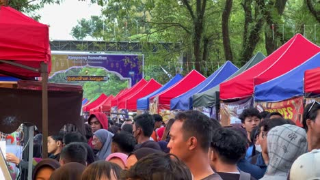 Crowded-people-and-food-stands-before-breaking-the-fast
