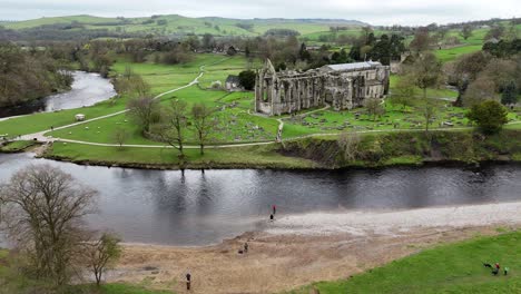 River-Wharfe-Bolton-Abbey-Yorkshire-Dales-Reino-Unido-Drone,antena