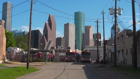 Einspielung-Eines-Hofes-Voller-Liegengebliebener-Feuerwehrautos-Mit-Der-Innenstadt-Von-Houston-Im-Hintergrund