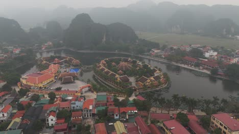 Toma-Aérea-De-Un-Dron-Del-Lago-Vietnam-Rodeado-De-Lagos-Y-Edificios