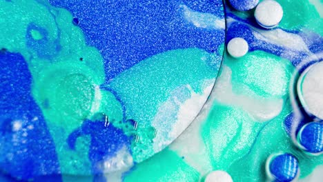 Blasen-Aus-Blauer-Und-Türkiser-Flüssiger-Tinte-Platzen,-Alles-Wird-Weiß