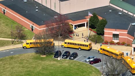 Estudiante-Y-Alumnos-Corriendo-Hacia-El-Autobús-Escolar-Amarillo-Después-De-Terminar-La-Lección