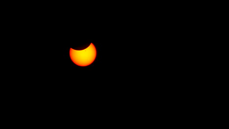 La-Fase-Parcial-Del-Eclipse-Solar-Se-Mueve-A-Través-Del-Cielo.